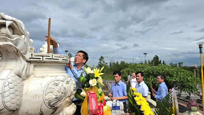Bộ trưởng Trần Hồng Minh, Thứ trưởng Lê Anh Tuấn, Thứ trưởng Nguyễn Tường Văn, Phó chủ tịch UBND tỉnh Quảng Trị Phan Phong Phú dâng hương tại Nghĩa trang Liệt sĩ TNXP Vạn Ninh.