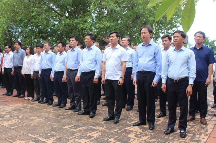 Bộ trưởng Trần Hồng Minh cùng đoàn công tác đặt vòng hoa, dâng hương tưởng niệm tại Nghĩa trang Liệt sĩ Cục Công trình 4 - Xuân Ninh.