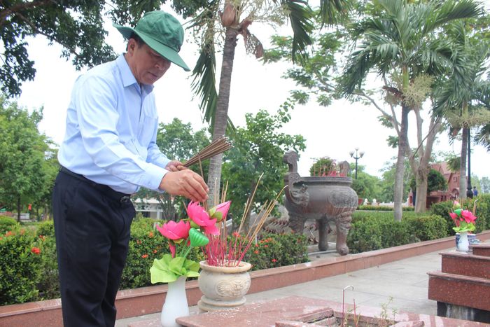 Bộ trưởng Trần Hồng Minh thắp hương tại các phần mộ liệt sĩ.