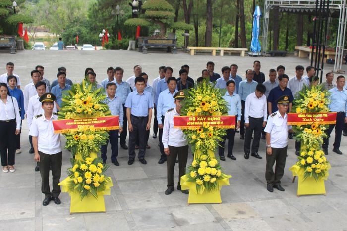 Bộ trưởng Trần Hồng Minh cùng đoàn công tác đặt vòng hoa, dâng hương tưởng niệm tại Nghĩa trang Liệt sĩ Quốc gia Trường Sơn.