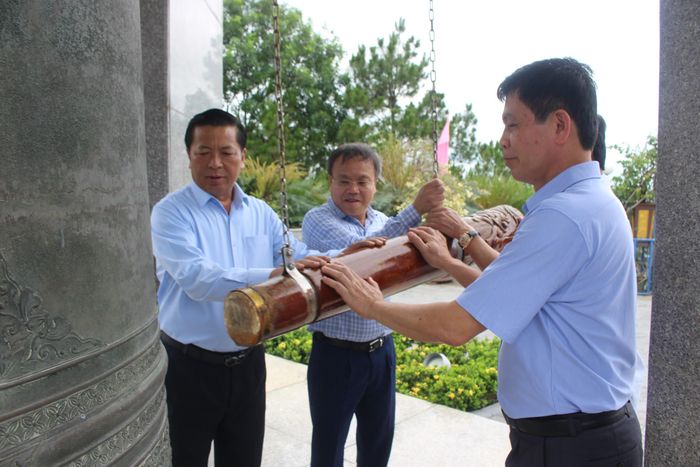 Bộ trưởng cùng các đại biểu thỉnh chuông tri ân các anh hùng liệt sĩ.