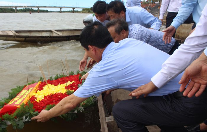 Bộ trưởng Trần Hồng Minh cùng đoàn công tác thả hoa tri ân các anh hùng liệt sĩ tại Bến thả hoa bờ Nam sông Thạch Hãn.