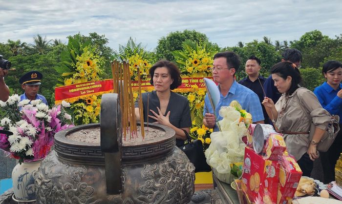 Bà Nguyễn Thị Hồng Nga, Tổng Biên tập Báo Xây dựng dâng hương tri ân các anh hùng liệt sĩ.