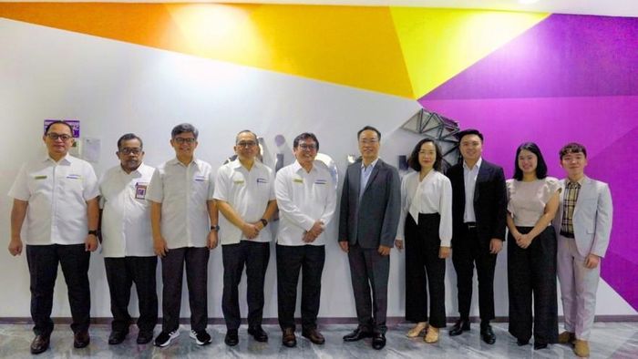 Thành viên hai bên tham dự buổi làm việc chụp hình lưu niệm. Ảnh: Hải Linh