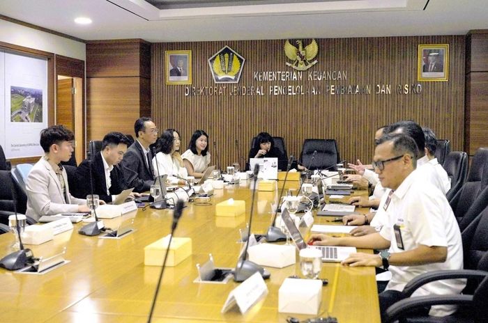 Đoàn công tác Bộ Tài chính Việt Nam trao đổi kinh nghiệm chuyên sâu trong lĩnh vực quản lý nợ công và phát hành trái phiếu chính phủ quốc tế với Bộ Tài chính Indonesia. Ảnh: Hải Linh