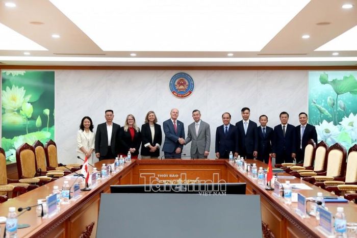 Bộ trưởng Ngô Văn Tuấn, Đại sứ Jim Nickel và các thành viên tham dự buổi tiếp chụp hình lưu niệm. Ảnh: Đức Minh