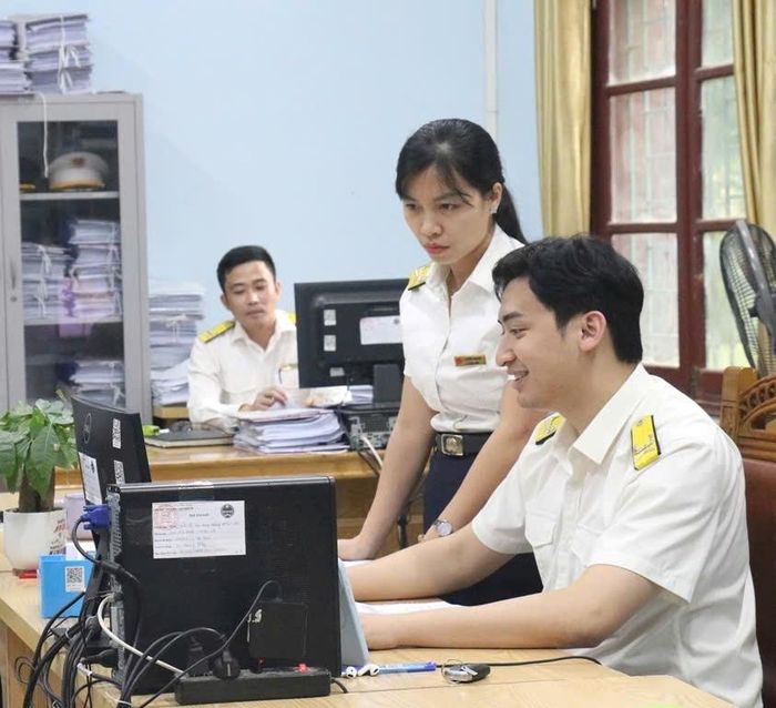 Công chức Thuế cơ sở 11 tỉnh Phú Thọ rà soát người nộp thuế ngừng hoạt động nhưng chưa hoàn thành thủ tục chấm dứt hiệu lực mã số thuế.