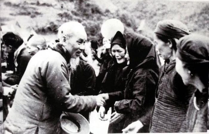 Chủ tịch Hồ Chí Minh ân cần thăm hỏi các bà mẹ Pác Bó, Cao Bằng,1961.
