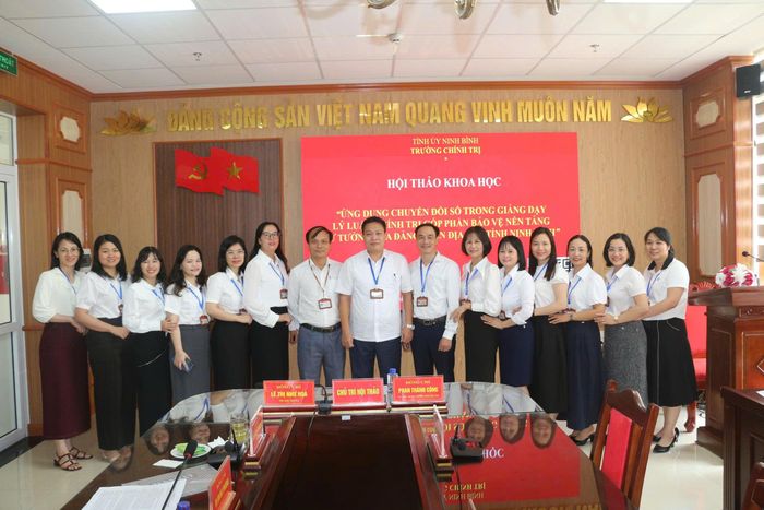 Nữ cán bộ Trường Chính trị tỉnh Ninh Bình bồi dưỡng kiến thức về ứng dụng chuyển đổi số trong giảng dạy lý luận chính trị