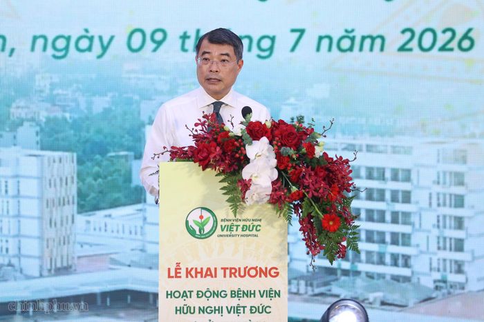 Thủ tướng Lê Minh Hưng nhấn mạnh việc khai trương hoạt động 2 bệnh viện Việt Đức và Bạch Mai có ý nghĩa đặc biệt quan trọng đối với ngành y tế, tỉnh Ninh Bình và các địa phương trong khu vực - Ảnh: VGP