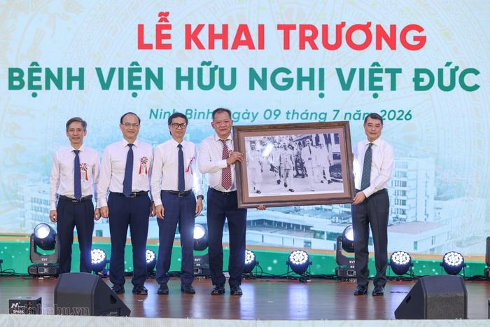 Thủ tướng Lê Minh Hưng tặng Bệnh viện Việt Đức bức ảnh Bác Hồ về thăm Bệnh viện năm 1956 - Ảnh: VGP