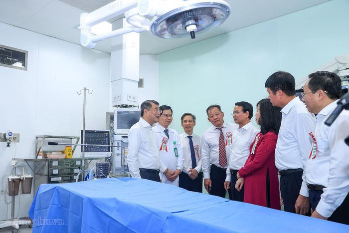 Thủ tướng cùng với các đại biểu tham quan cơ sở vật chất các phòng khoa khám chữa bệnh tại Bệnh viện Việt Đức - Ảnh: VGP