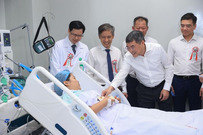 Thủ tướng thăm hỏi, tặng quà các bệnh nhân đang điều trị tại Bệnh viện Việt Đức - Ảnh: VGP