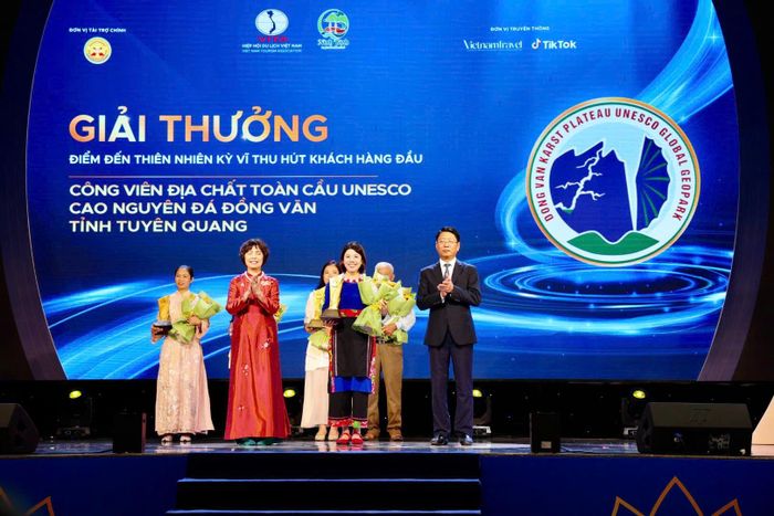 Công viên địa chất toàn cầu UNESCO Cao nguyên đá Đồng Văn được vinh danh là Điểm đến thiên nhiên kỳ vĩ thu hút khách hàng đầu