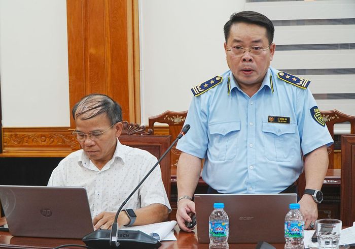 Chi cục trưởng Chi cục Quản lý thị trường Lê Hồng Hà – Phó Trưởng Ban Chỉ đạo 389 tỉnh (bìa phải) báo cáo kết quả đấu tranh chống buôn lậu, gian lận thương mại và hàng giả 6 tháng đầu năm. ( Ảnh: Kim Loan)