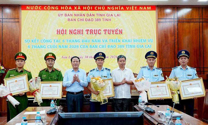 Chủ tịch UBND tỉnh Phạm Anh Tuấn (thứ 3, từ trái sang) trao Bằng khen cho các tập thể, cá nhân có thành tích đột xuất trong công tác đấu tranh chống buôn lậu, gian lận thương mại và hàng giả và bảo vệ quyền lợi người tiêu dùng trên địa bàn tỉnh. (Ảnh: Kim Loan)