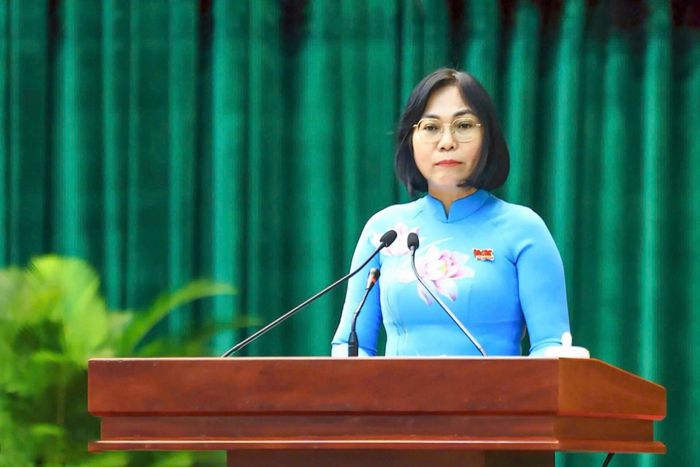 Thành ủy viên, Phó Chủ tịch UBND thành phố Nguyễn Thị Hoàng trình bày báo cáo tại kỳ họp. Ảnh: Công Nghĩa