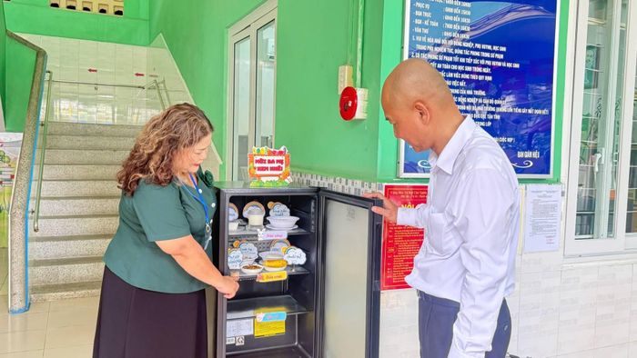 Cô Trần Thị Diễm Phượng – Hiệu trưởng Trường Mầm non Tân Phúvà ông Nguyễn NguyênPhương-Phó Giám đốc Sở Công Thương TP.HCMkiểm tra tủ lưu mẫu thực phẩm của nhà trường trưa 9/7.