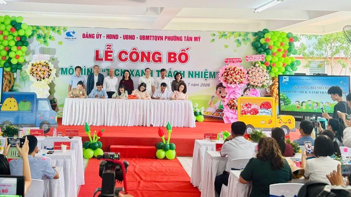 Đại diện 6 trường công lập tại phường Tân Mỹ, TP.HCM ký kếttham gia mô hình "Tick xanh trách nhiệm".