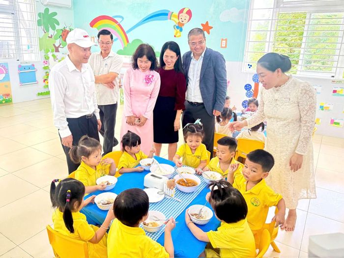 Đại diện Sở Công thương TP.HCM, UBND Phường Tân Mỹ tham quan bữa ăn bán trú của học sinhTrường Mầm non Phú Mỹ trưa ngày 9/7.