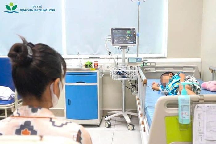 Bệnh nhi đã hồi phục nhưng vẫn còn ám ảnh sau tai nạn đuối nước. Ảnh: BVCC