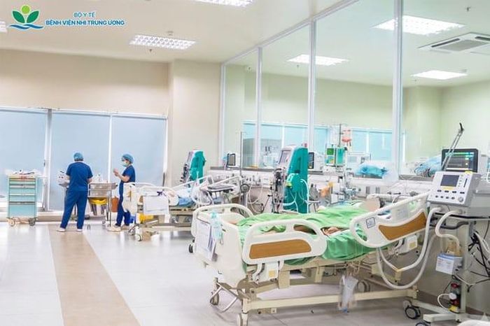 Nhiều trẻ đuối nước nguy kịch đang được điều trị tại Khoa Điều trị tích cực Nội khoa, Bệnh viện Nhi Trung ương. Ảnh: BVCC