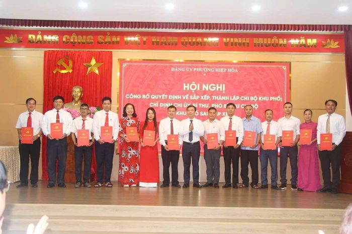 Phường Hiệp Hòa công bố các quyết định về sắp xếp, thành lập, nhân sự các khu phố. Ảnh: H. Hòa