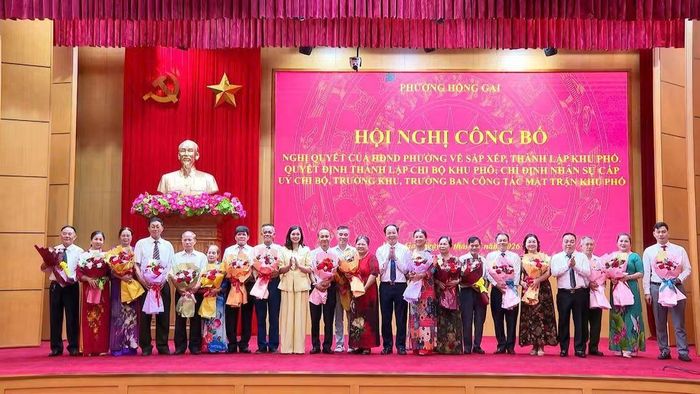 Thường trực Đảng ủy phường Hồng Gai tặng quà tri ân các đại biểu trong Ban Chi ủy các khu phố thôi tham gia công tác. Ảnh: HG