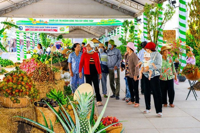 Lễ hội Trái cây Đồng Tháp thu hút đông đảo khách tham quan