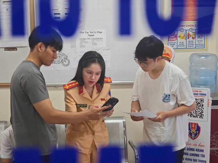 Nữ cán bộ hướng dẫn người dân nộp phạt vi phạm hành chính trên dịch vụ công