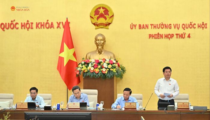 Phó Chủ tịch Quốc hội Nguyễn Hồng Diên điều hành phiên họp