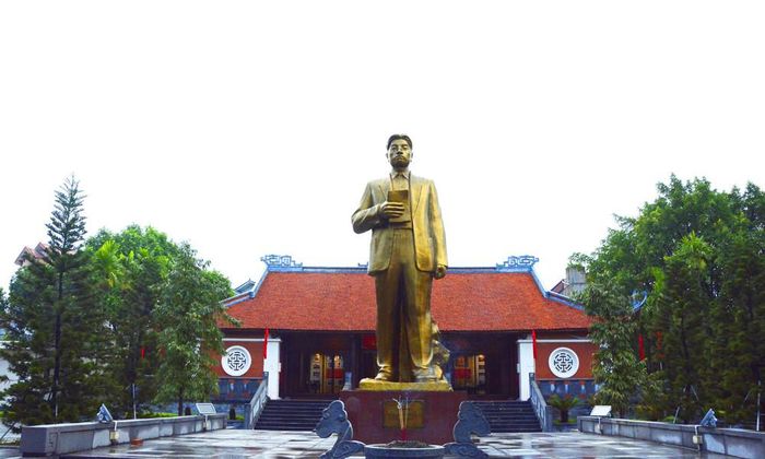 Tượng đài Tổng Bí thư Nguyễn Văn Cừ tại Khu lưu niệm Tổng Bí thư Nguyễn Văn Cừ (phường Phù Khê). Ảnh: PV