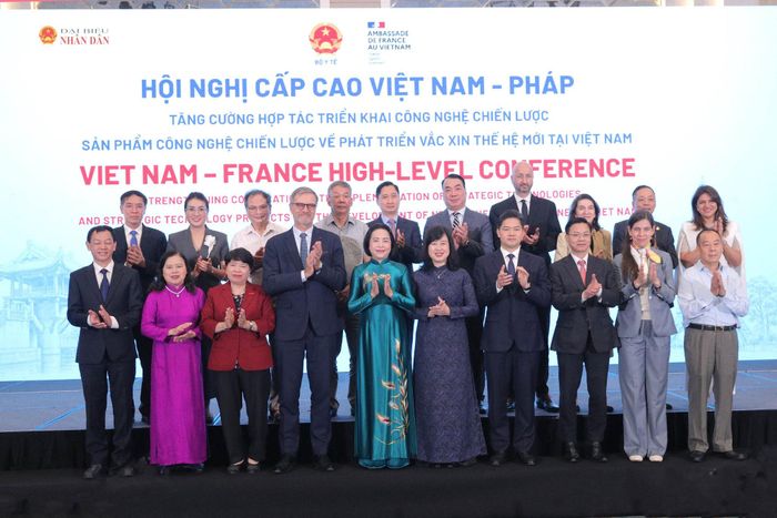 Phó Chủ tịch Quốc hội Nguyễn Thị Thanh và các đại biểu chụp ảnh lưu niệm