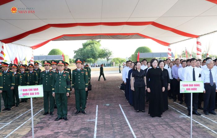 Phó Chủ tịch Quốc hội Nguyễn Thị Hồng và các đại biểu dự lễ viếng, lễ truy điệu và an táng 68 hài cốt liệt sĩ tại Nghĩa trang Liệt sĩ Tam Nông