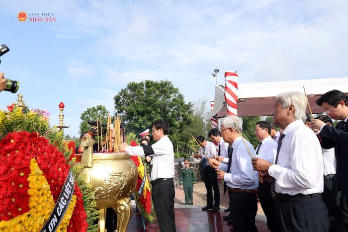 Đoàn đại biểu tỉnh Đồng Tháp dâng hương các Anh hùng liệt sĩ