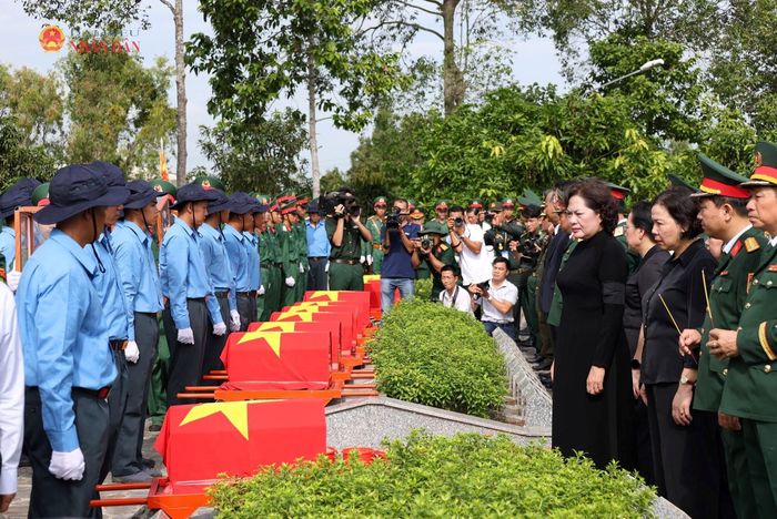 Phó Chủ tịch Quốc hội Nguyễn Thị Hồng dự lễ truy điệu và an táng 68 hài cốt liệt sĩ tại Đồng Tháp