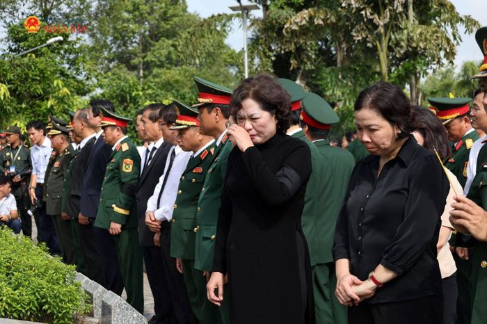 Phó Chủ tịch Quốc hội Nguyễn Thị Hồng và các đại biểu xúc động khi tiễn đưa các liệt sĩ về đất Mẹ sau hàng chục năm nằm ở nơi đất khách quê người