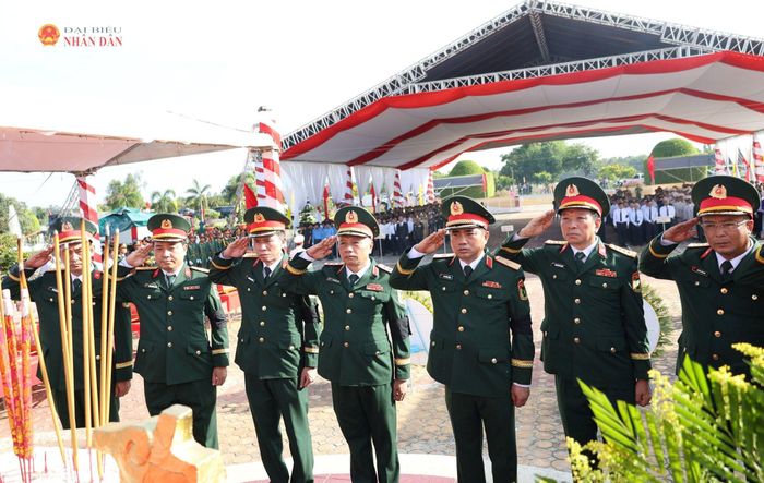 Phó Chủ nhiệm Tổng cục Chính trị QĐND Việt Nam, Thượng tướng Lê Quang Minh và các đại biểu viếng các Anh hùng liệt sĩ