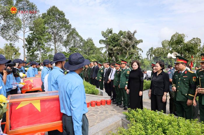 Phó Chủ tịch Quốc hội Nguyễn Thị Hồng dự lễ truy điệu và an táng 68 hài cốt liệt sĩ tại Đồng Tháp