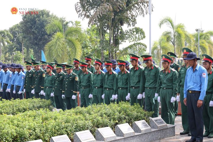 Các đại biểu dành phút mặc niệm tiễn đưa các anh về nơi an nghỉ