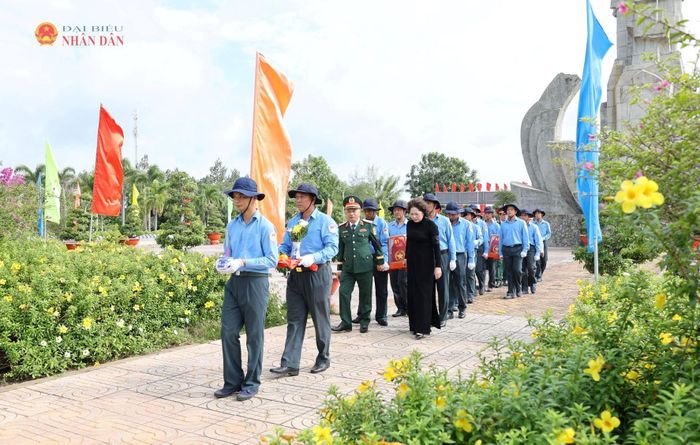 Phó Chủ tịch Quốc hội Nguyễn Thị Hồng và Phó Chủ nhiệm Tổng cục Chính trị QĐND Việt Nam, Thượng tướng Lê Quang Minh đưa các liệt sĩ về nơi an nghỉ