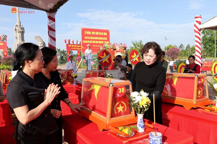 Phó Chủ tịch Quốc hội Nguyễn Thị Hồng và các đại biểu viếng các liệt sĩ trước khi đưa đến nơi an táng