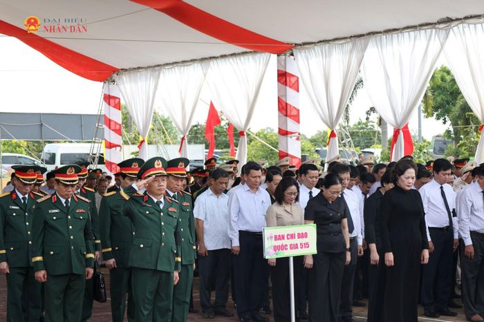Các đại biểu dành một phút mặc niệm tưởng nhớ đến các Anh hùng liệt sĩ đã hy sinh vì Tổ quốc