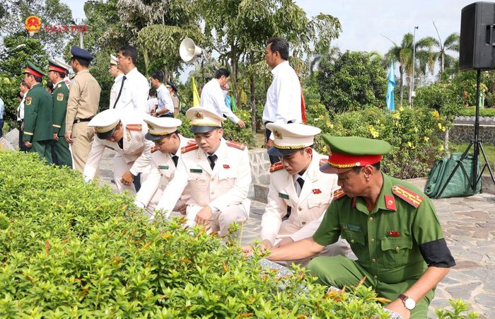 Các đại biểu thắp hương tại các phần mộ Anh hùng liệt sĩ