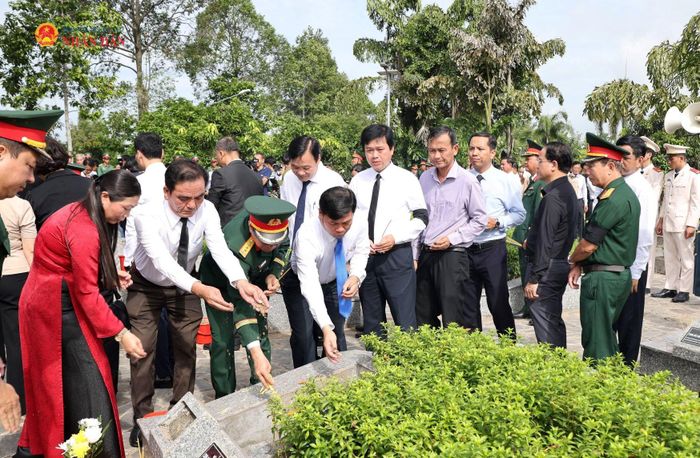 Các đại biểu rải hoa, cát xuống phần mộ các Anh hùng liệt sĩ