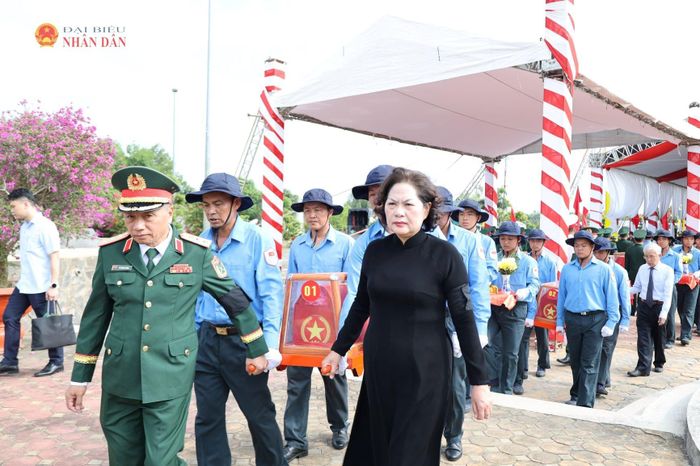Phó Chủ tịch Quốc hội Nguyễn Thị Hồng và Phó Chủ nhiệm Tổng cục Chính trị QĐND Việt Nam, Thượng tướng Lê Quang Minh tiễn đưa các Anh hùng liệt sĩ về nơi an nghỉ