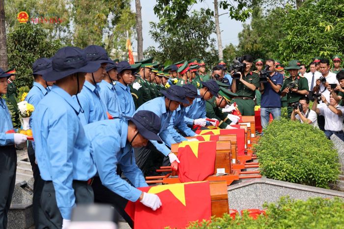 Lễ truy điệu và an táng 68 hài cốt liệt sĩ tại Đồng Tháp