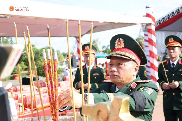 Phó Chủ nhiệm Tổng cục Chính trị QĐND Việt Nam, Thượng tướng Lê Quang Minh dâng hương các Anh hùng liệt sĩ