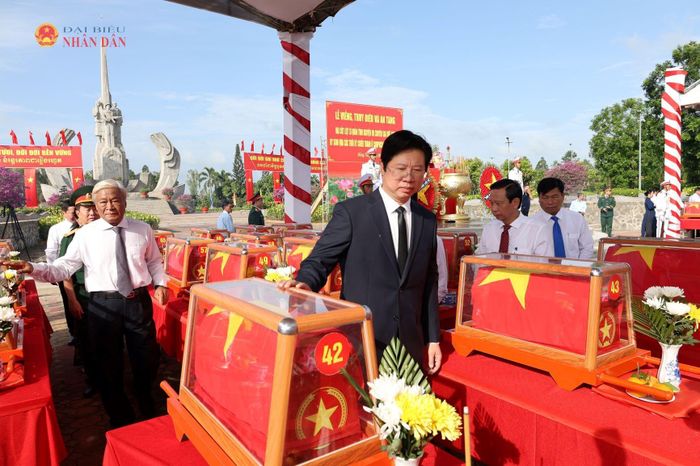 Phó Chủ tịch UBND tỉnh Đồng Tháp Huỳnh Minh Tuấn viếng các Anh hùng liệt sĩ