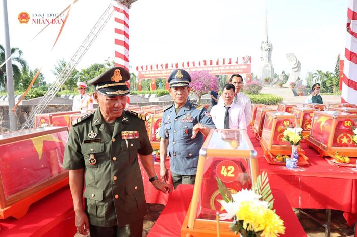 Đoàn đại biểu Campuchia đến viếng các Anh hùng liệt sĩ